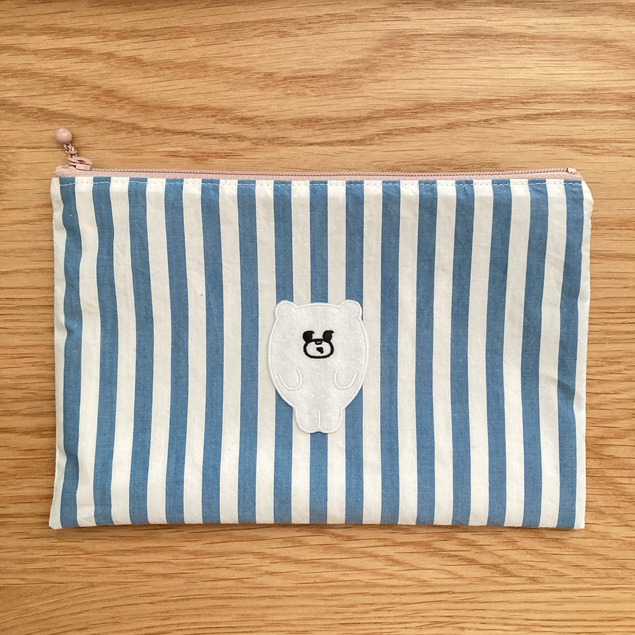 フラットポーチくま（ブルーストライプ）