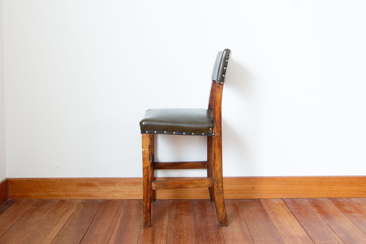代々受け継がれたスモールチェア。　オーク材/レザー/アンティークチェア/アンティーク家具