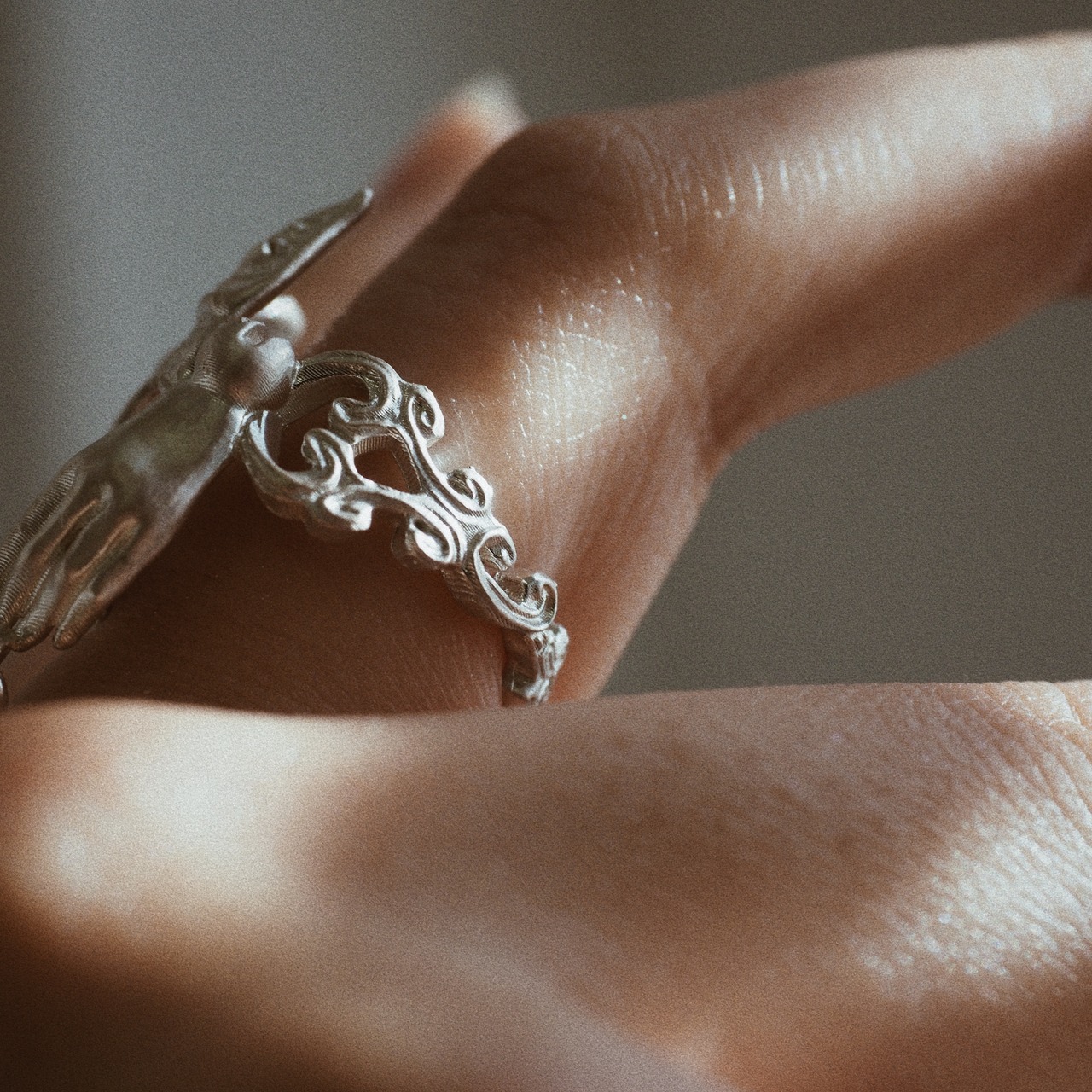 Silver ring of spherically-articulated dolls