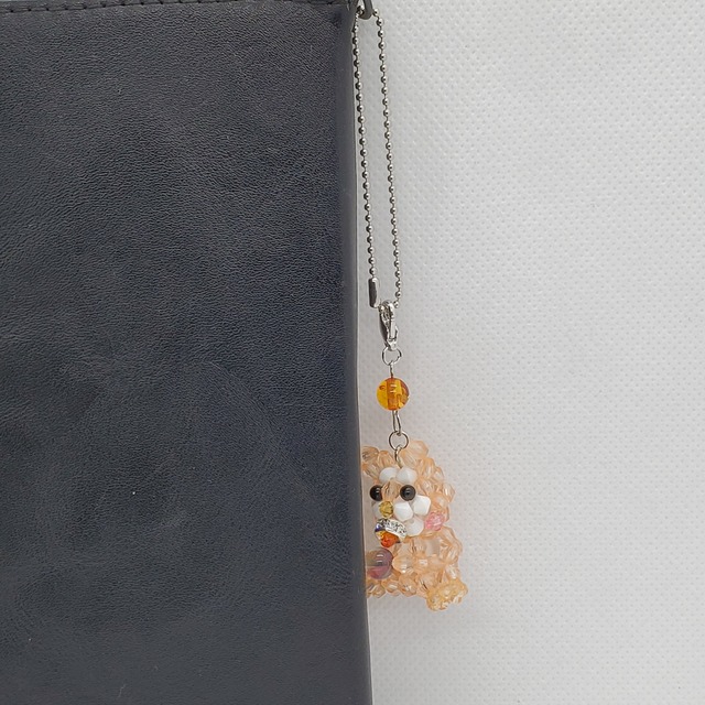 シルバニアファミリーの赤ちゃんシバイヌをモチーフにした、アンバーとフローライトのビーズアクセサリー