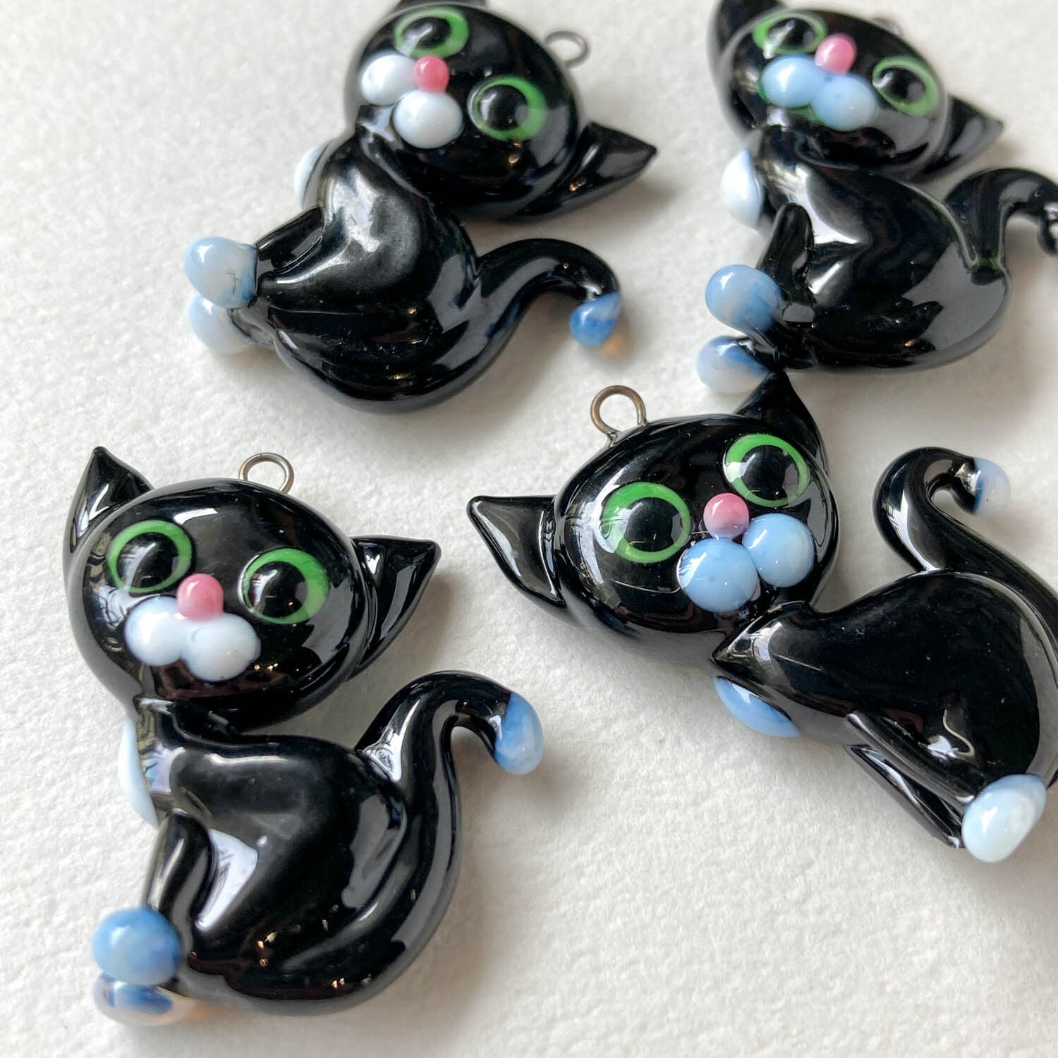 黒猫のチェコガラスチャーム | Dua-アクセサリーパーツショップ