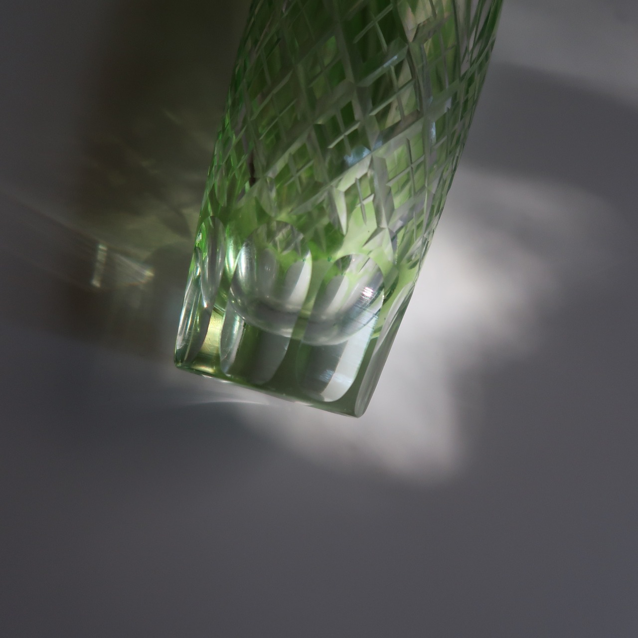 蛍光グリーンの切子花瓶