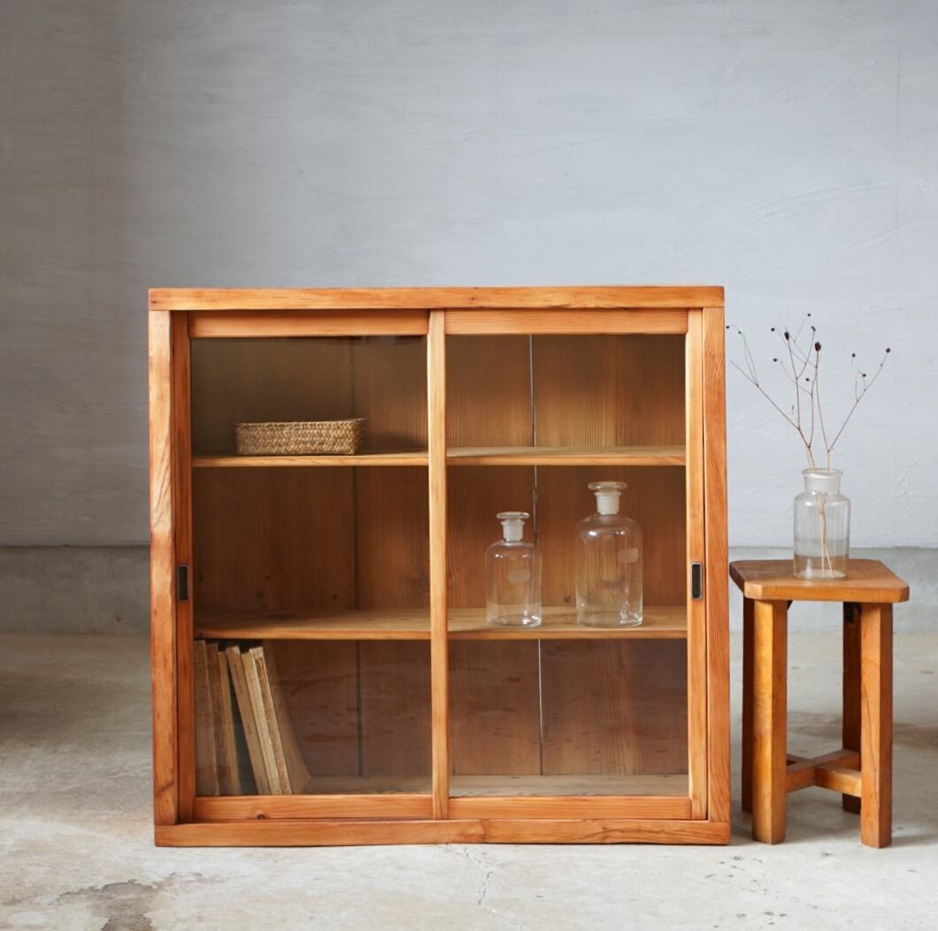 【売約済】ガラス引き戸のキャビネット