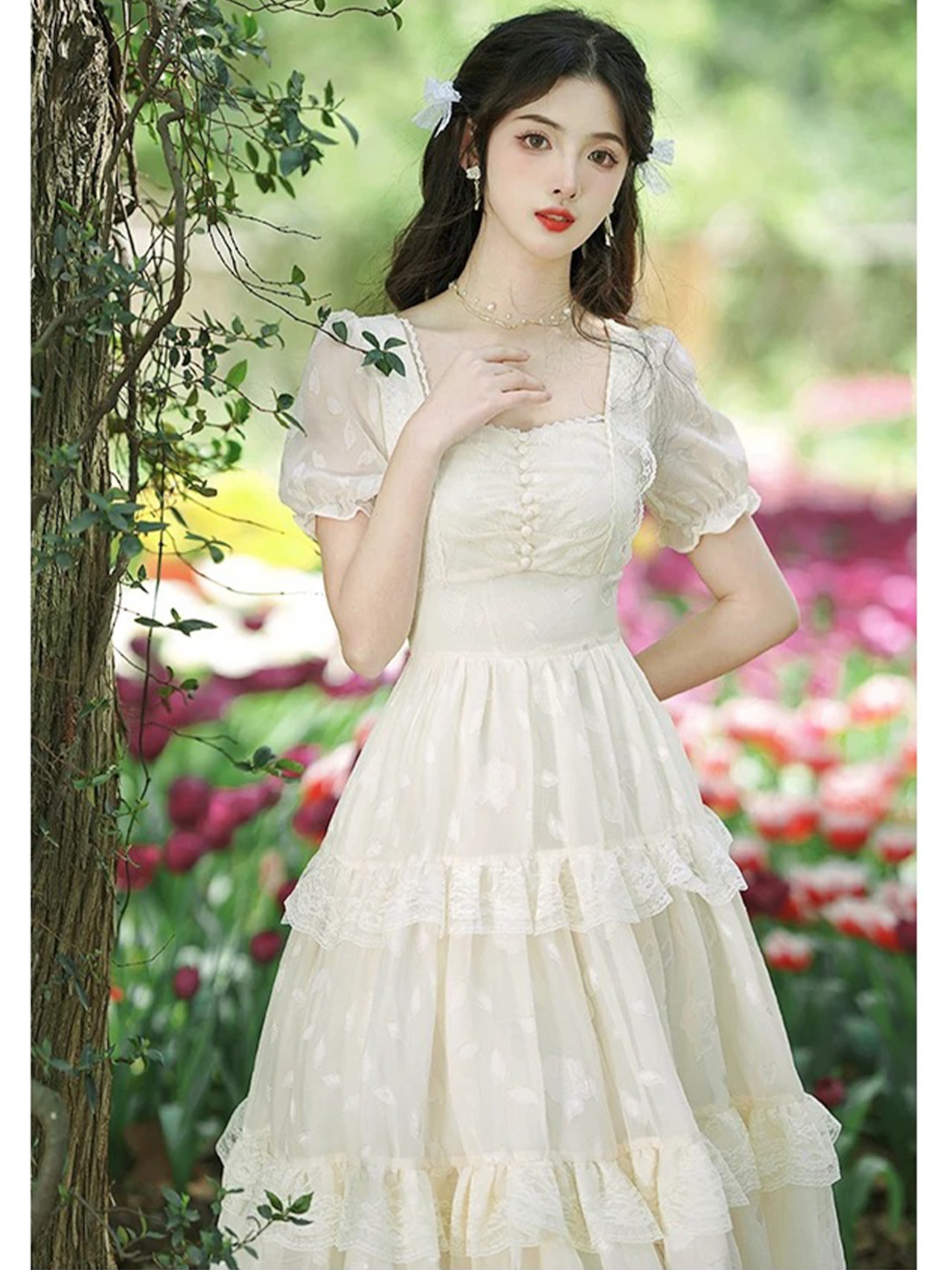 【0040】Tiered Floral Embroidery Lace Short Sleeve Dress