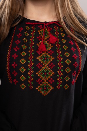 ウクライナ刺繍ヴィシヴァンカ・クラシック　コロミヤモデル　手刺繍　麻　レディース・フリーサイズ