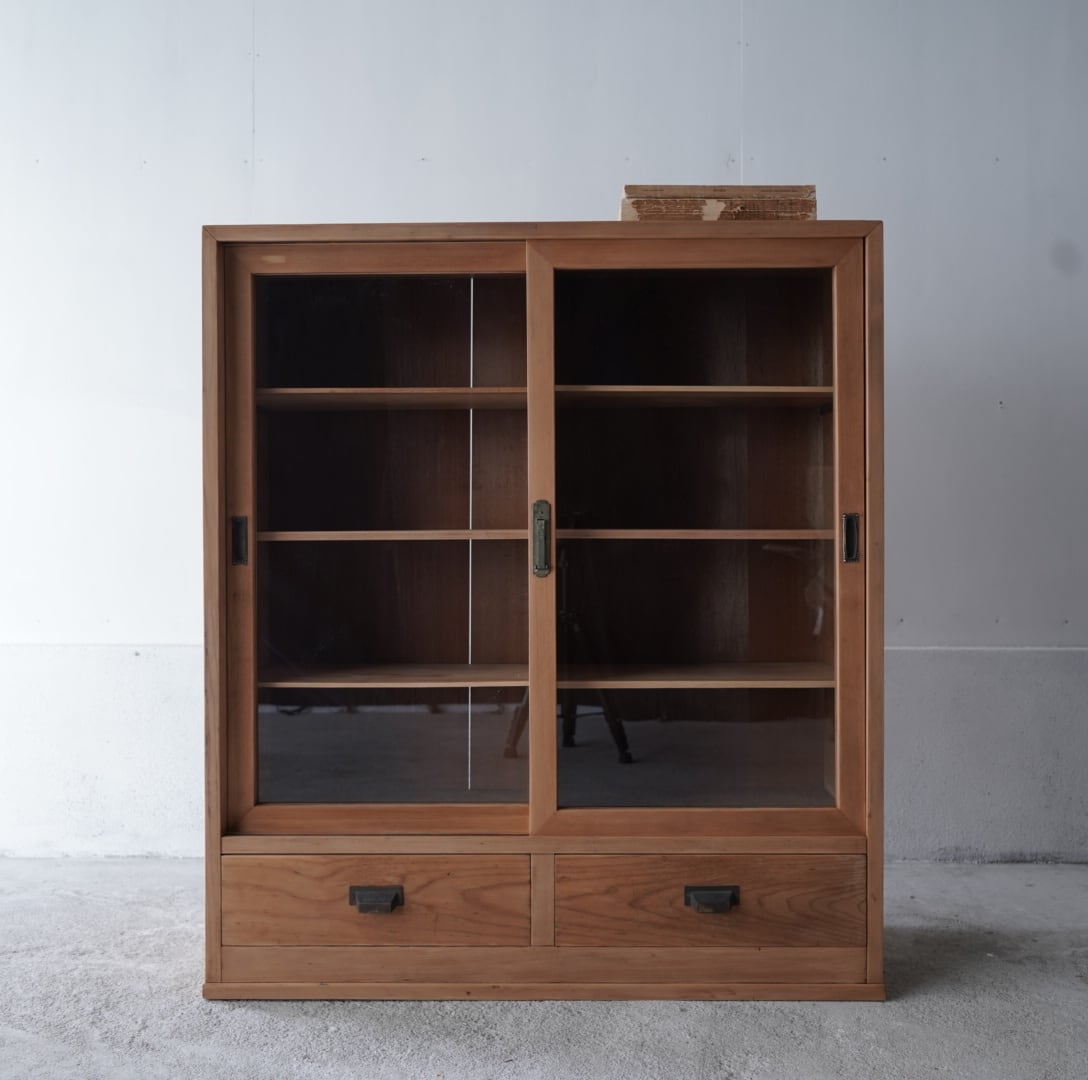 ガラス引き戸のキャビネット