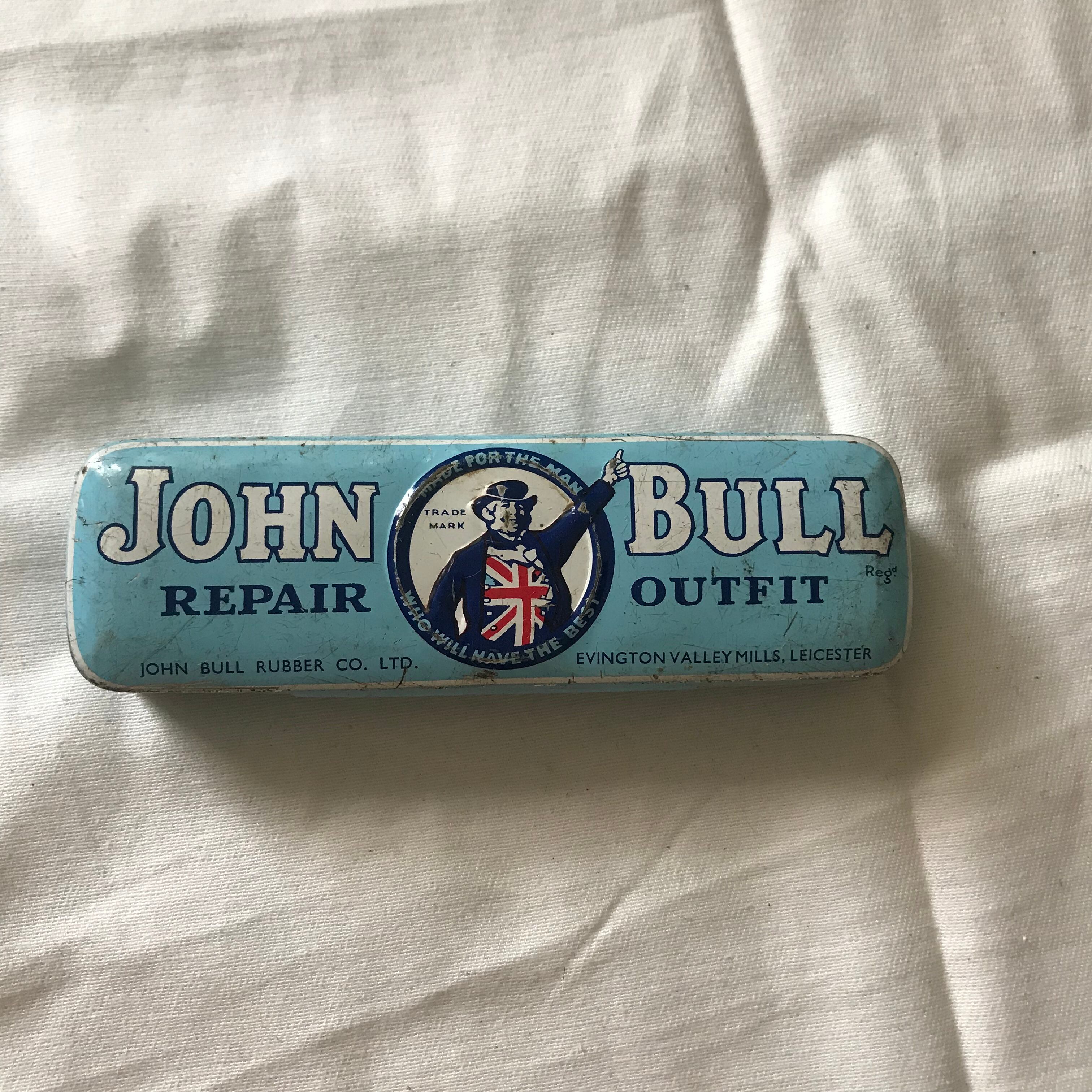 水色の小さな細長い缶