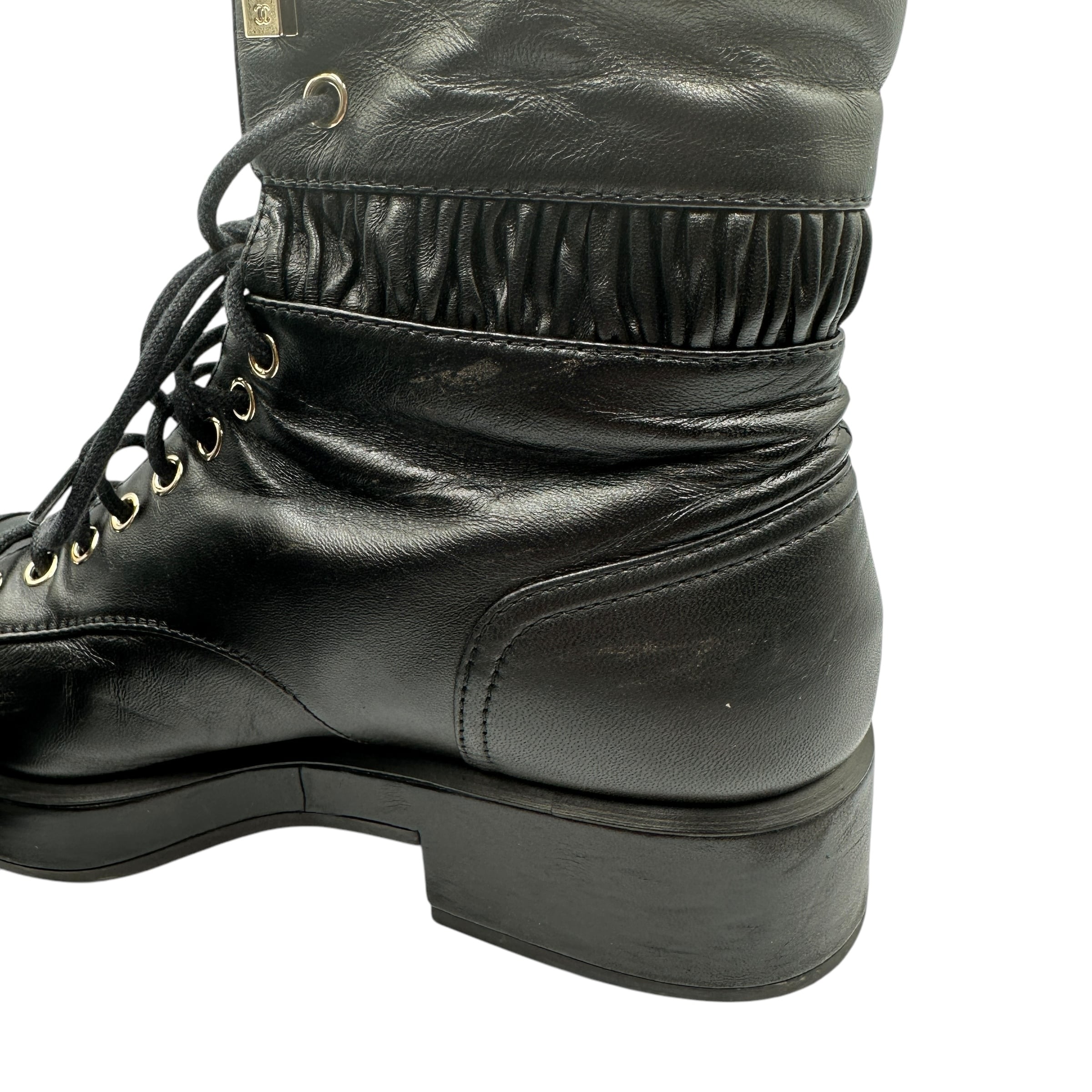 CHANEL ブラックレザーブーツ CHANEL (シャネル) ココマーク ロゴプレート ラムスキン レザー サイド