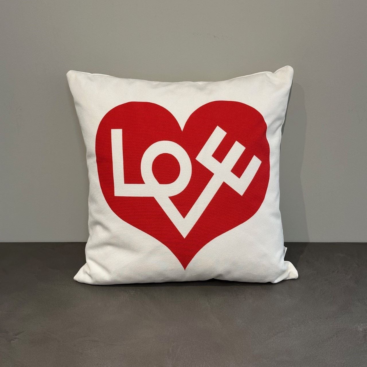 在庫品SALE】アレクサンダー・ジラード LOVE クッション2個セット
