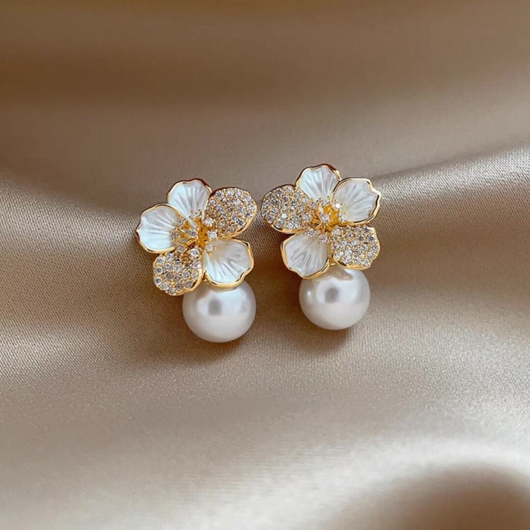 Pave setting flower motif and pearl earring 00135