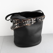 プラダ バックル スタッズベルト付 レザー バケットバッグ ブラック レザー AW25