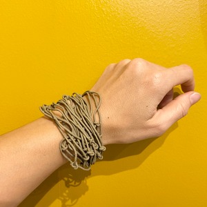 【 DaTribu ダ・トリブ 】ブラジル・アマゾン 天然ゴムブレスレット Pulseira ponteia カーキ