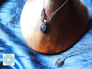 （ワックスコード）カイヤナイトと淡水パールのマクラメ編みペンダント 〜青の軌跡〜