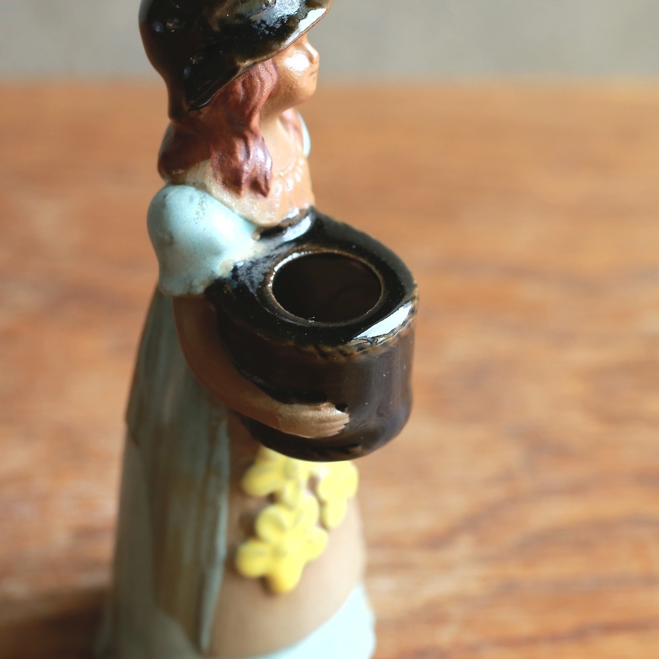 黄色いお花がかわいい、青いドレスのフラワーベース