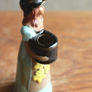 黄色いお花がかわいい、青いドレスのフラワーベース