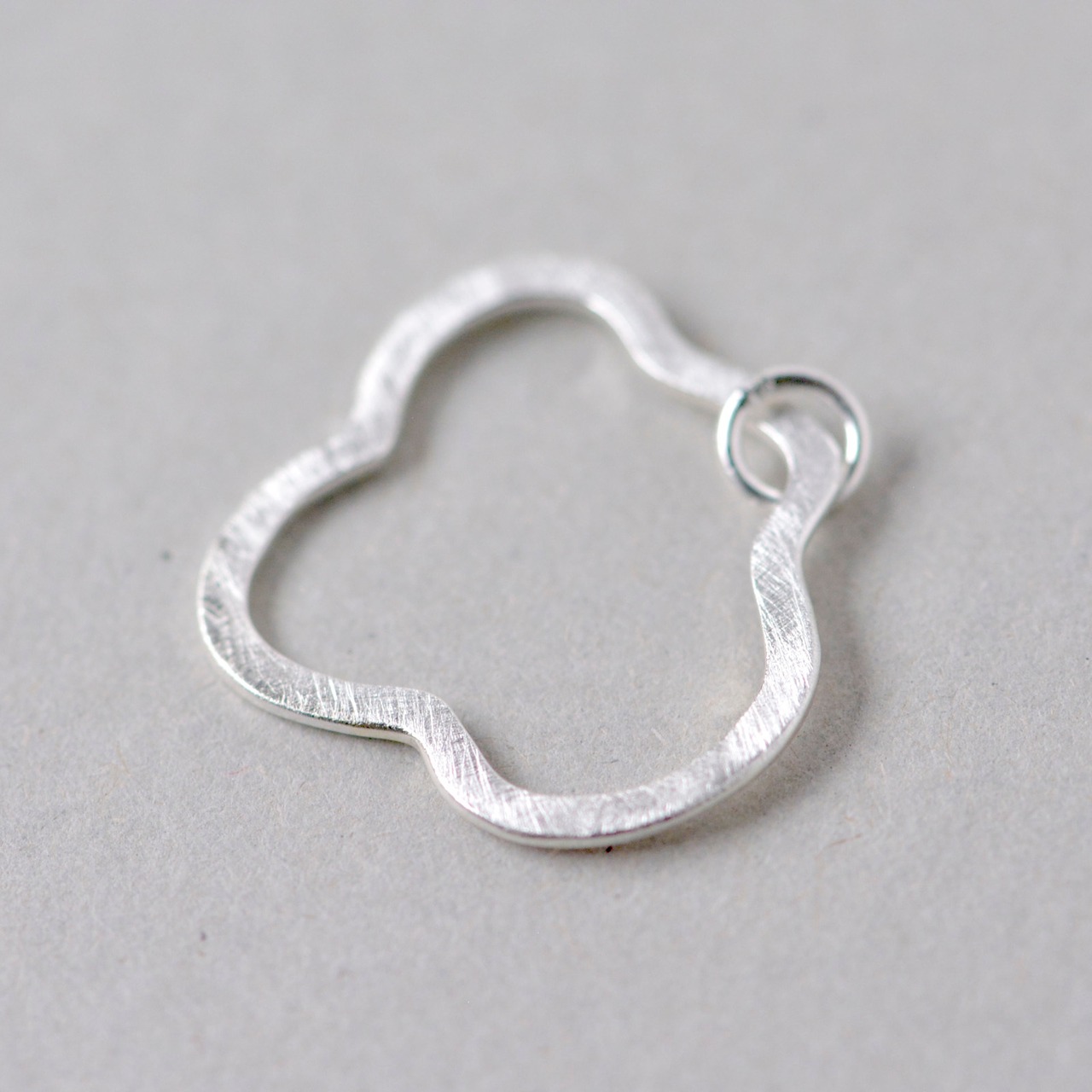 Hanae float ring チャーム