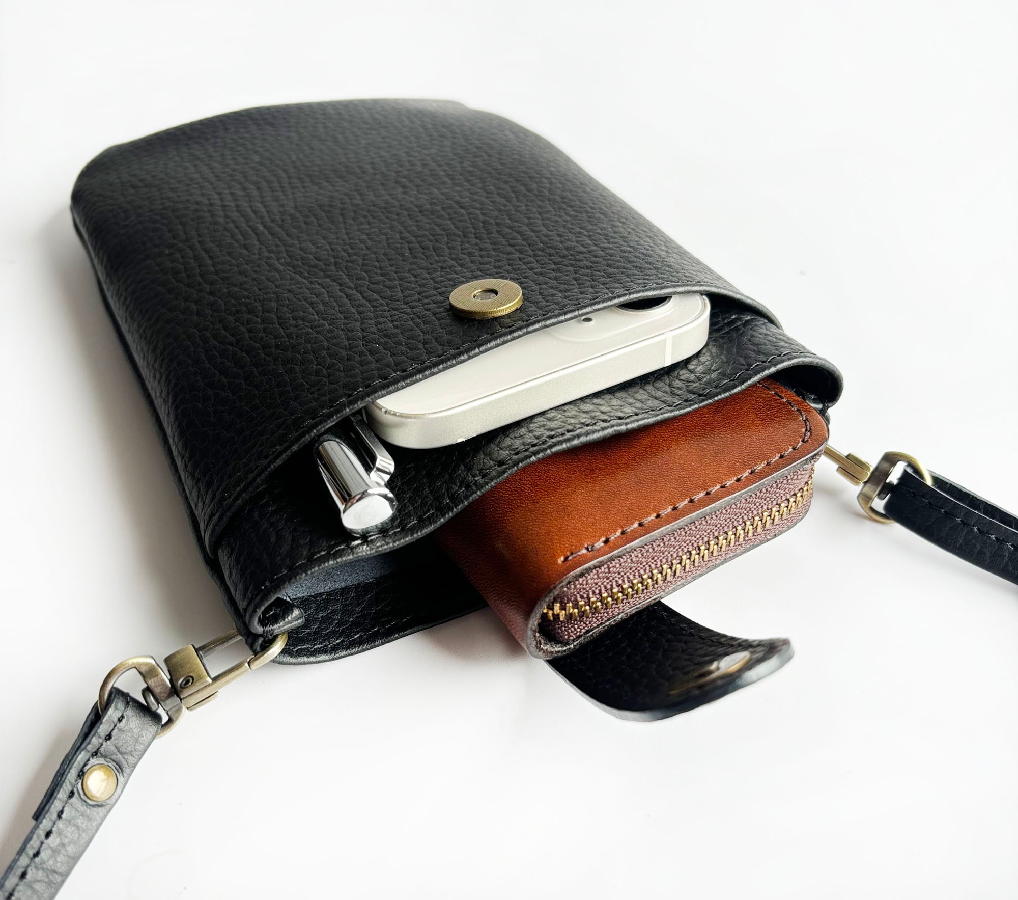 新品　アー a レザー スマホポシェット スマホショルダーストラップ スマホショルダーストラップ ポシェットやミニバッグにも使える