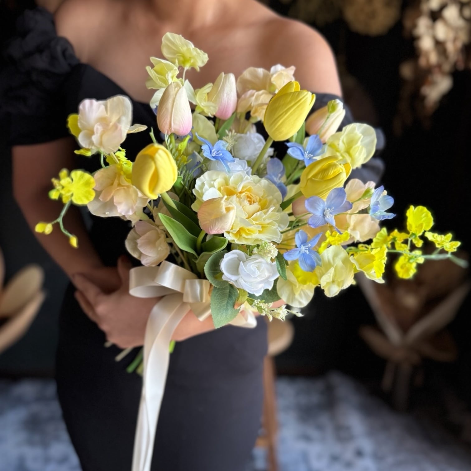 イエロー　ブルー　チューリップ　ウェディングブーケ　造花　結婚式 チューリップ×胡蝶蘭のフープブーケ 幸せ広がるイエロー×ピンク×ブルー 花束・アレンジメント