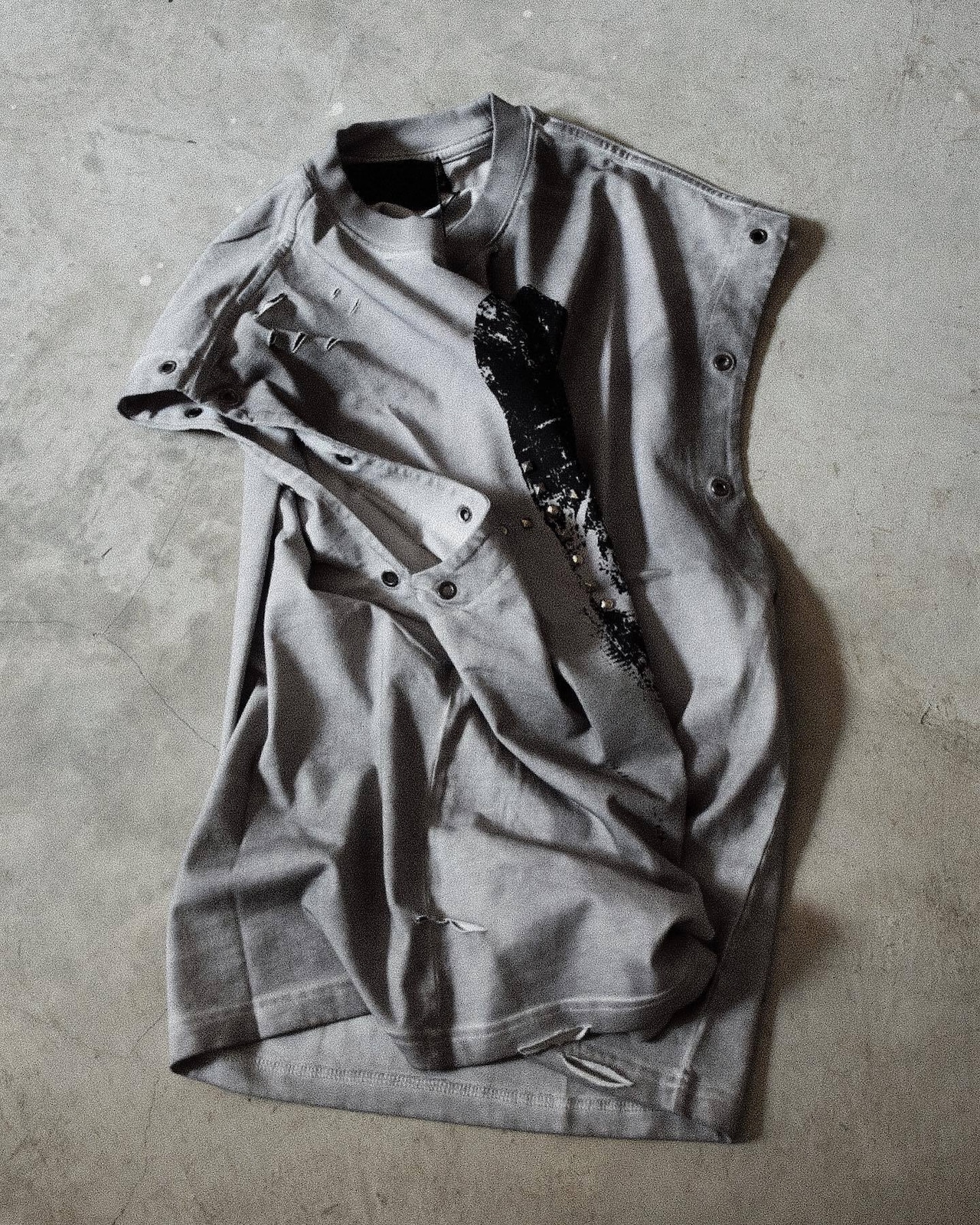 【TH4SWE】Dark Graphic Studded Distressed Tank Top