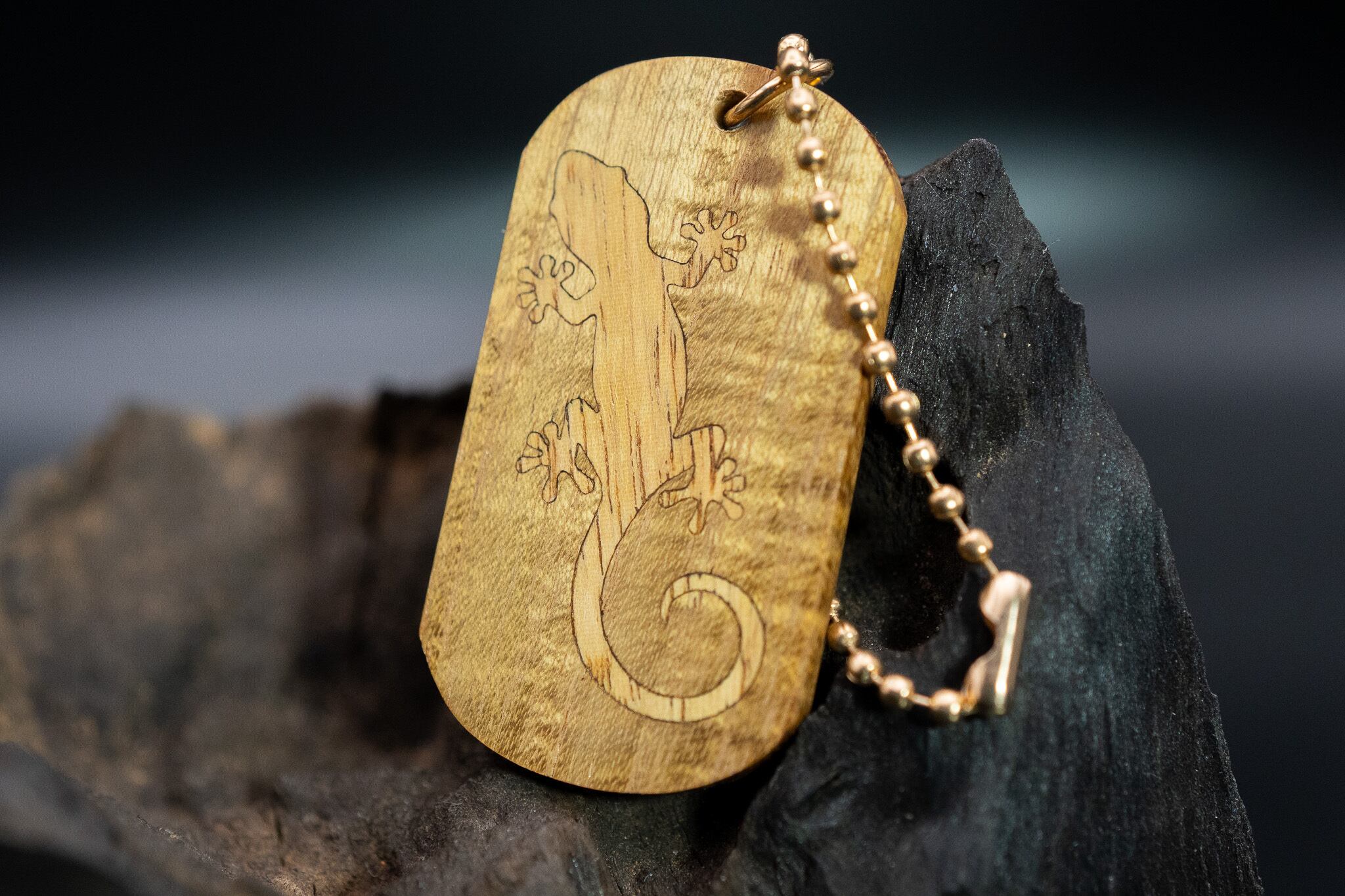 【黄金の木】 御蔵島 金桑 ドッグタグ 象嵌 木登りトカゲ