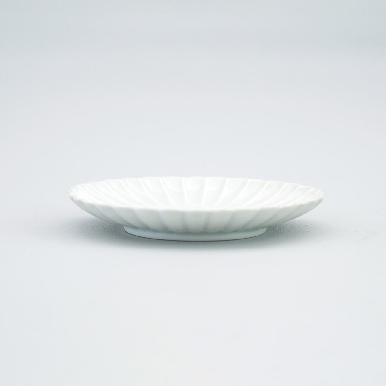 白マット菊彫り 5寸皿 (15cm) | plato 田中陶器店 │ 有田焼・伊万里焼