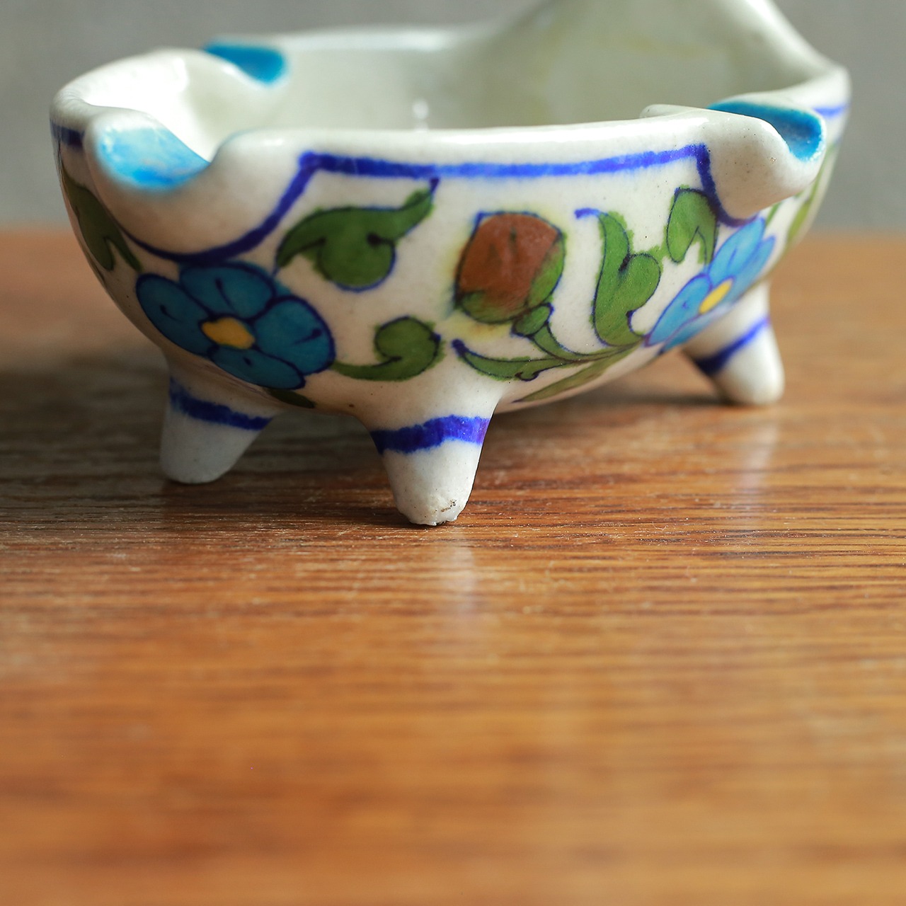 鮮やかなブルーが目を引く、馬の灰皿 1