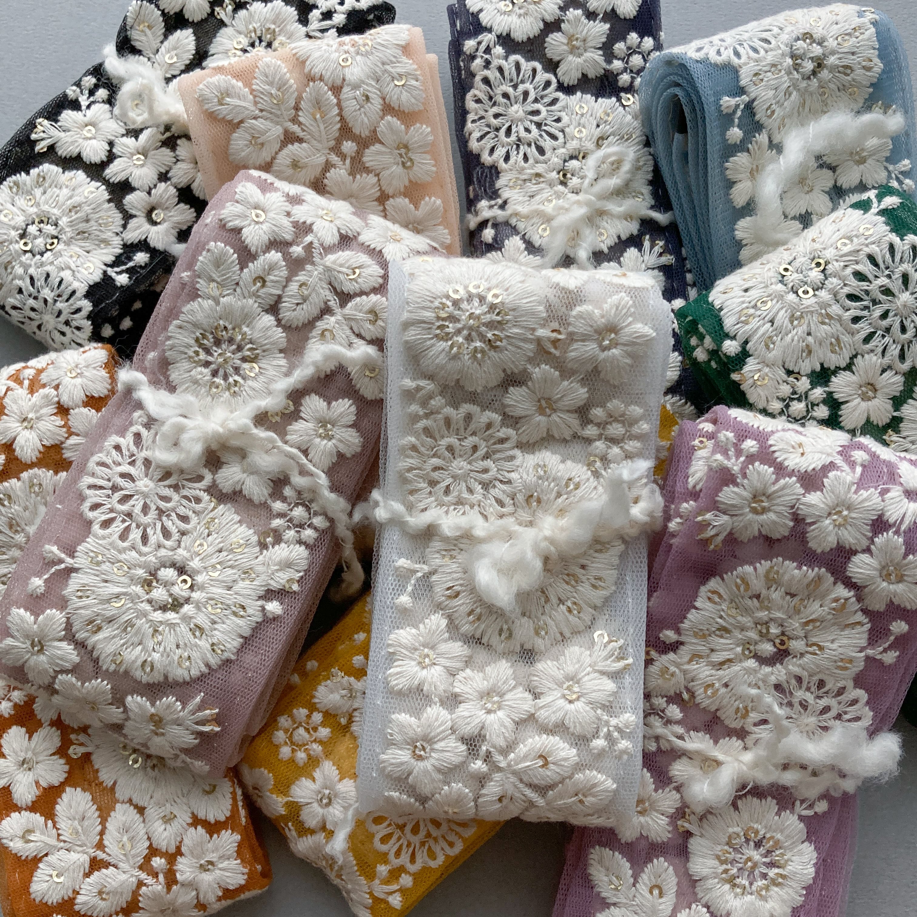 〈再入荷〉スパンコールと菊梅刺繍のチュールリボン(1mカット)