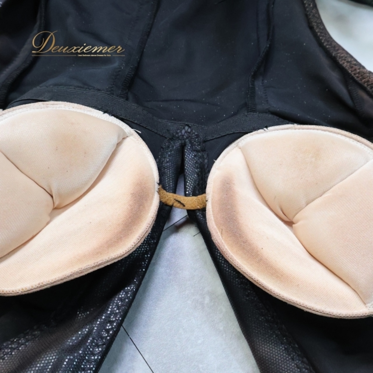 社交ダンス 衣装 ラテン ドレス ワンピース 黒 羽 デモ 競技 ダンス パーティ 発表会 襟 目立つ 個性的 特徴的 細身 ブラック系 コスチューム 豪華 レディース おしゃれ 目を引く 魅力的 派手