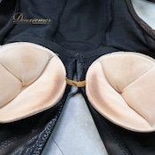 社交ダンス 衣装 ラテン ドレス ワンピース 黒 羽 デモ 競技 ダンス パーティ 発表会 襟 目立つ 個性的 特徴的 細身 ブラック系 コスチューム 豪華 レディース おしゃれ 目を引く 魅力的 派手