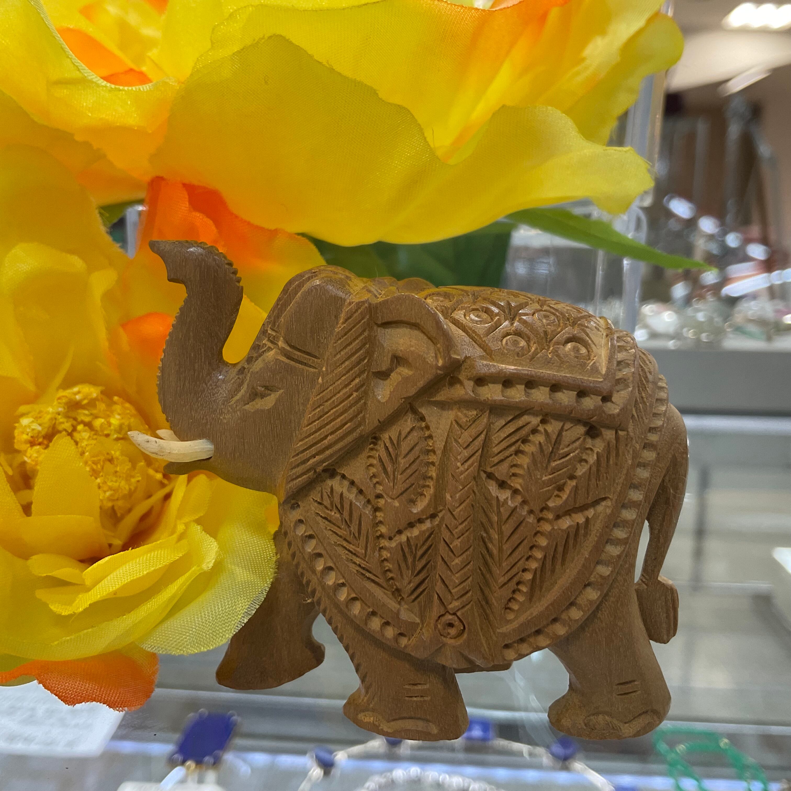 白檀の象の彫刻 約18㎝ 白檀の象の彫刻 約18㎝