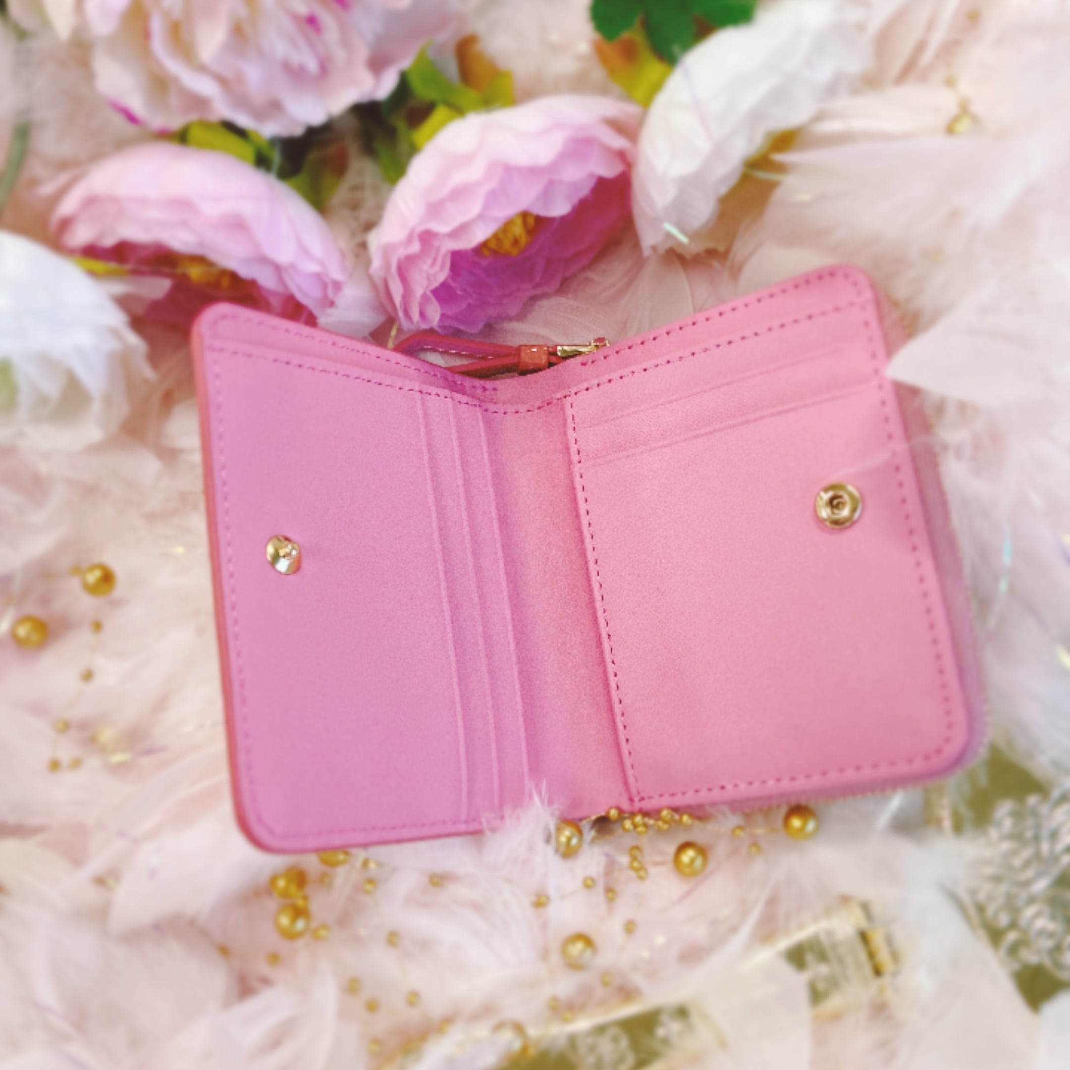 小さめが可愛い！キラリと光る2つ折り財布！サーモンピンク