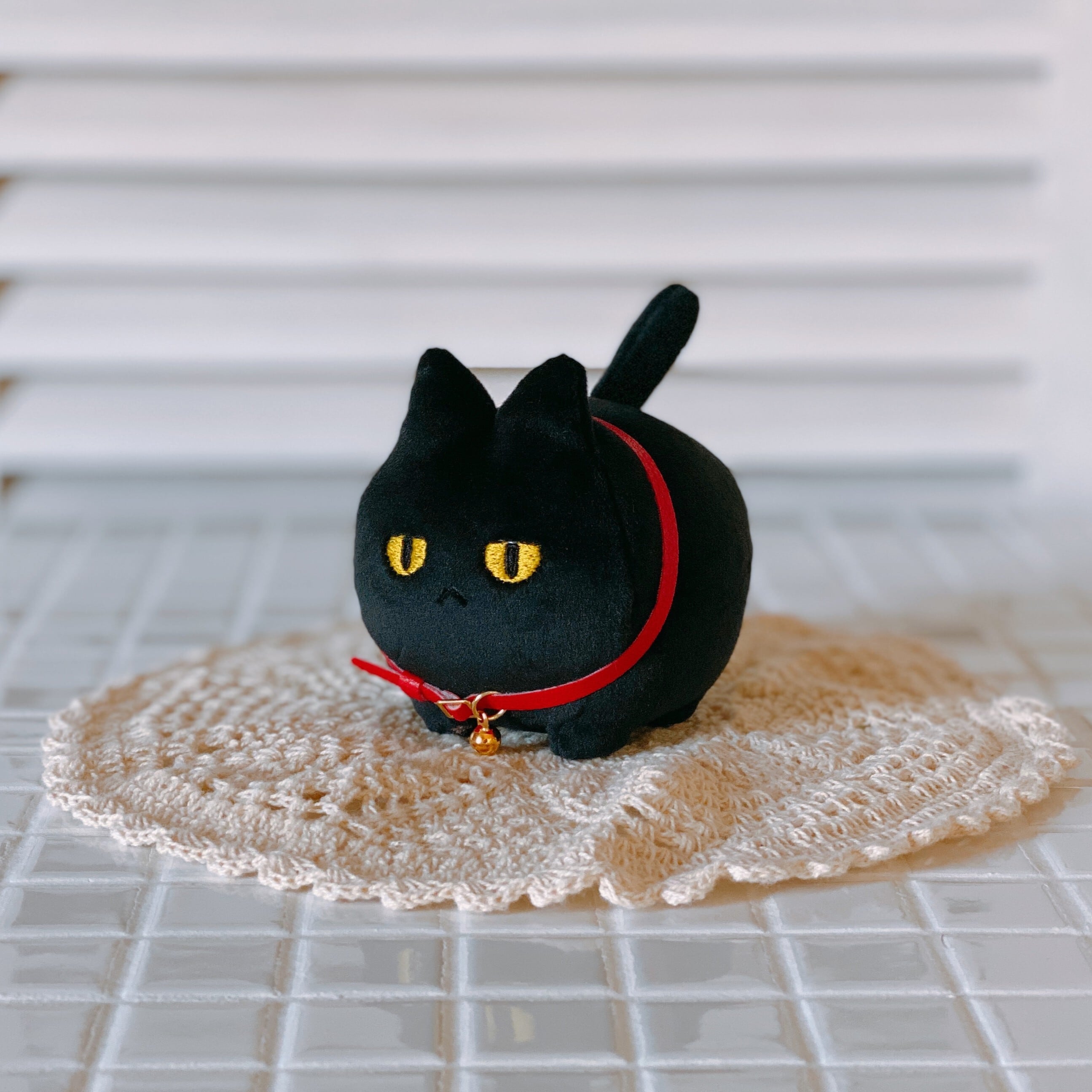 逸品　未使用　【猫　ねこ　ネコ　絞り　胴抜き】　小紋 職人手作り」絞り染め藍染ハチワレ猫ぬいぐるみ – Karakubuy