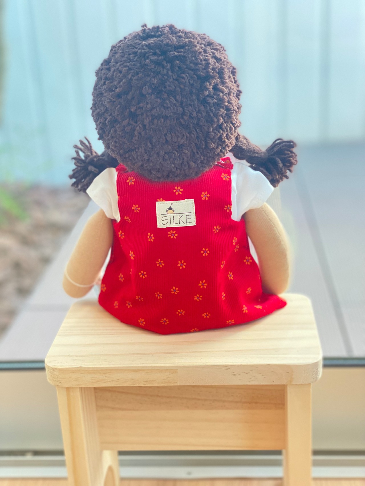ジルケ人形（小）女の子茶髪赤ポッケ