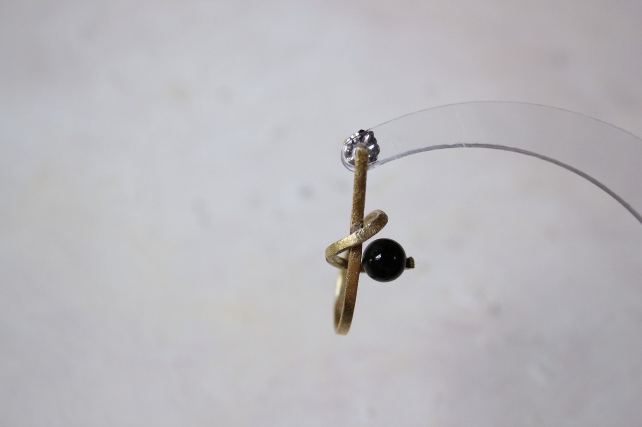 真鍮とオニキスのくるくるピアス