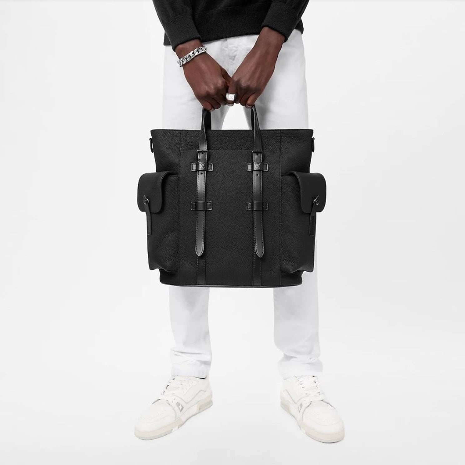 上品かつモダンな雰囲気に仕上げられたトートバッグ。LOUIS VUITTON