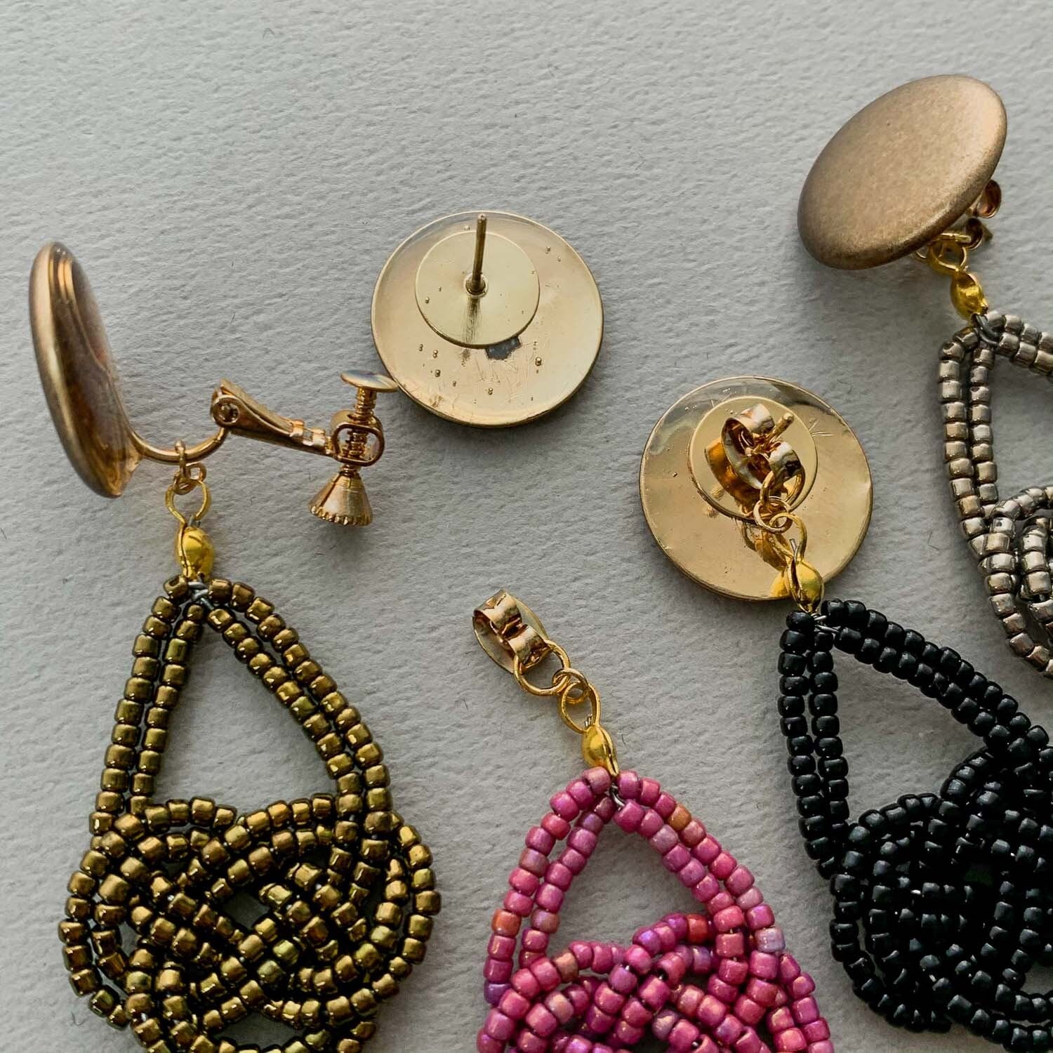 ゴールドボタンとオリジナル水引風ビーズチャームの〈ピアス