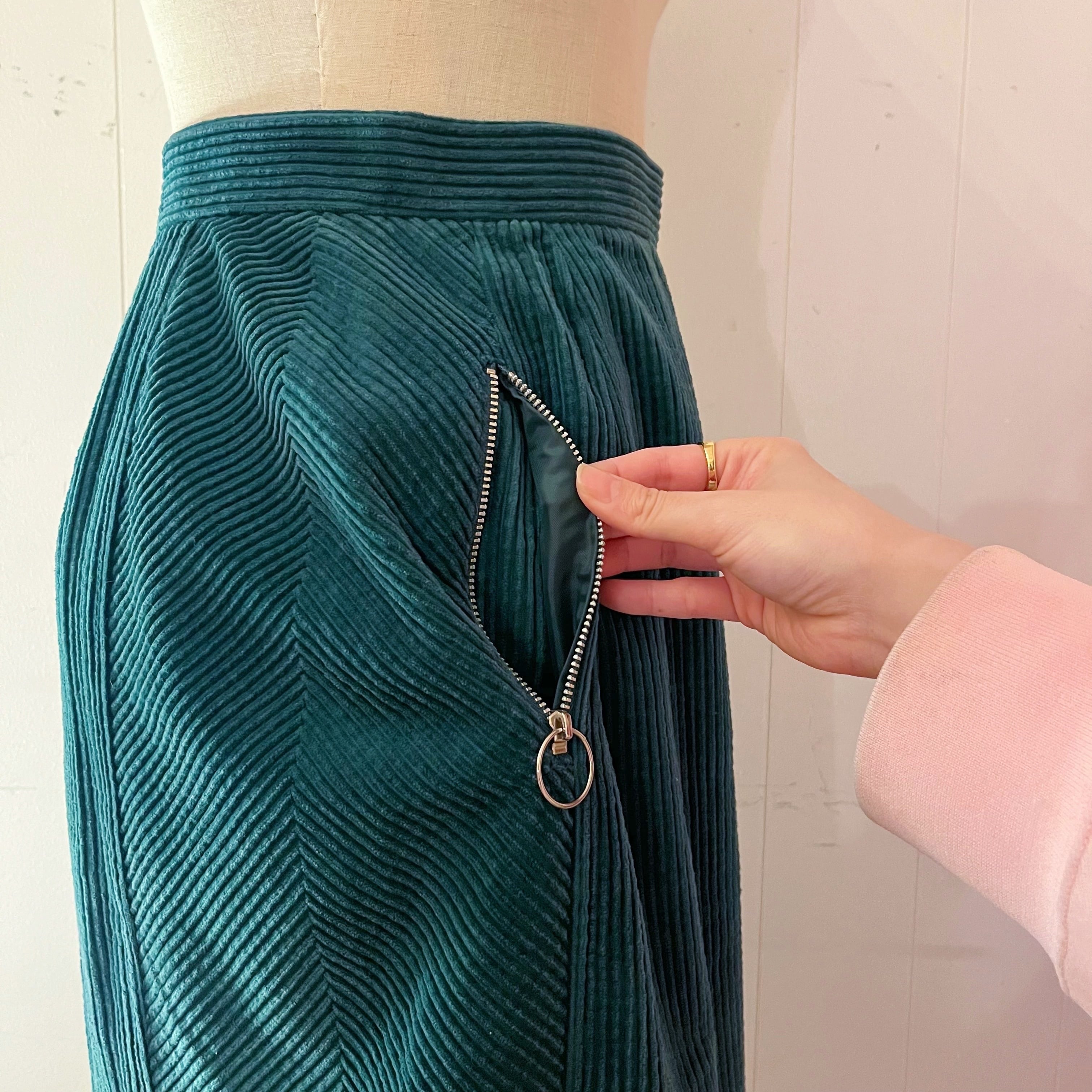 green corduroy semi tight skirt
