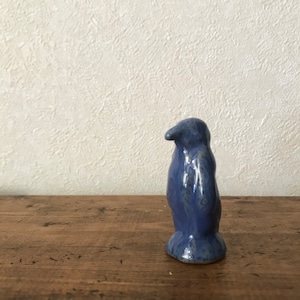 陶器の青いペンギン