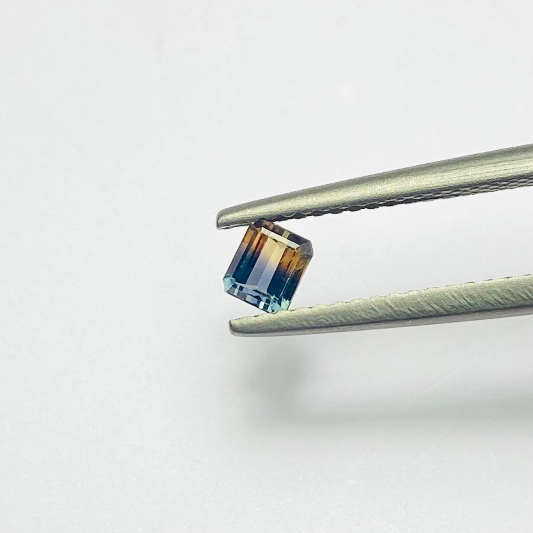 朝焼け?夕焼け?バイカラーサファイア