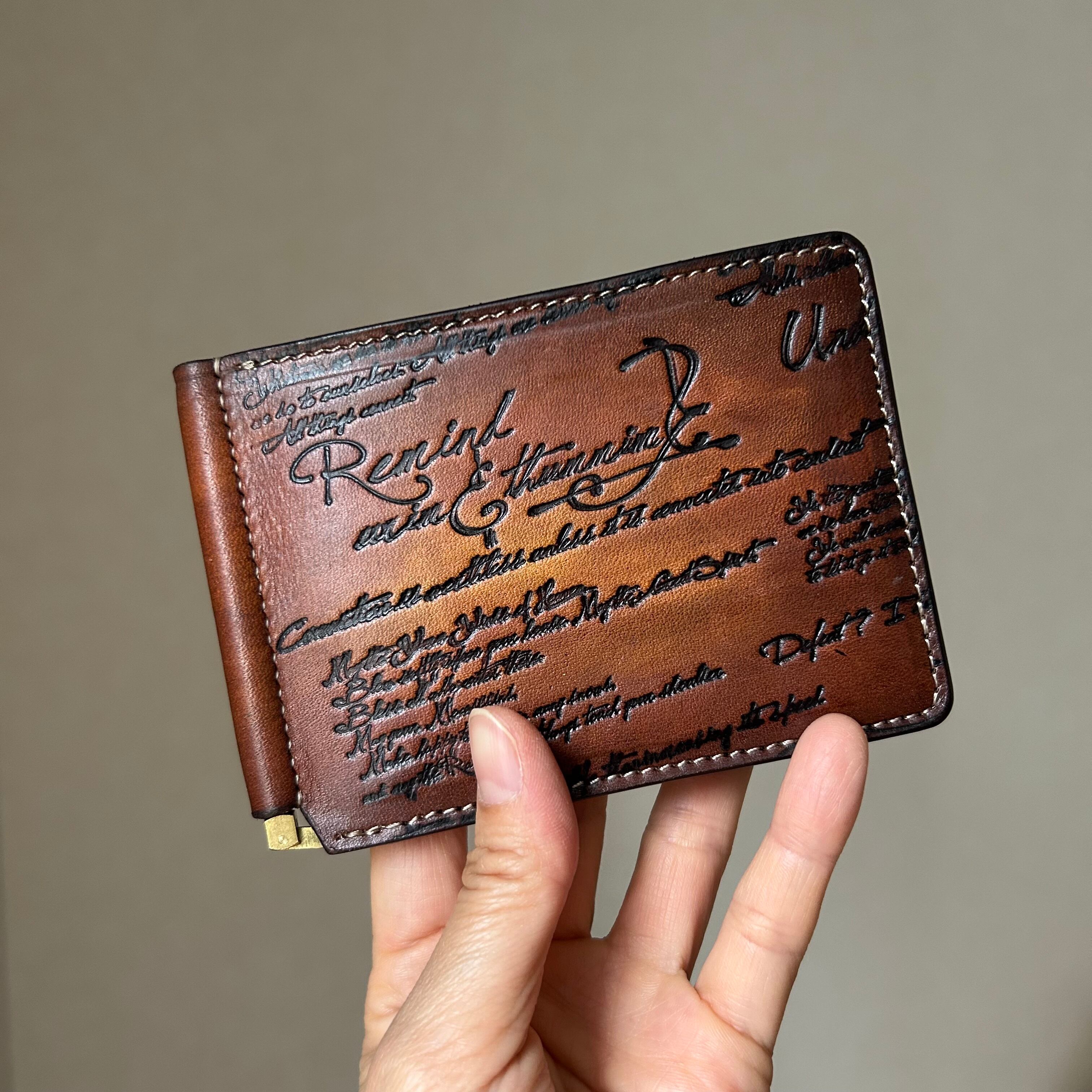 アンティークな佇まい。味わい深い手染めの英字柄 マネークリップ