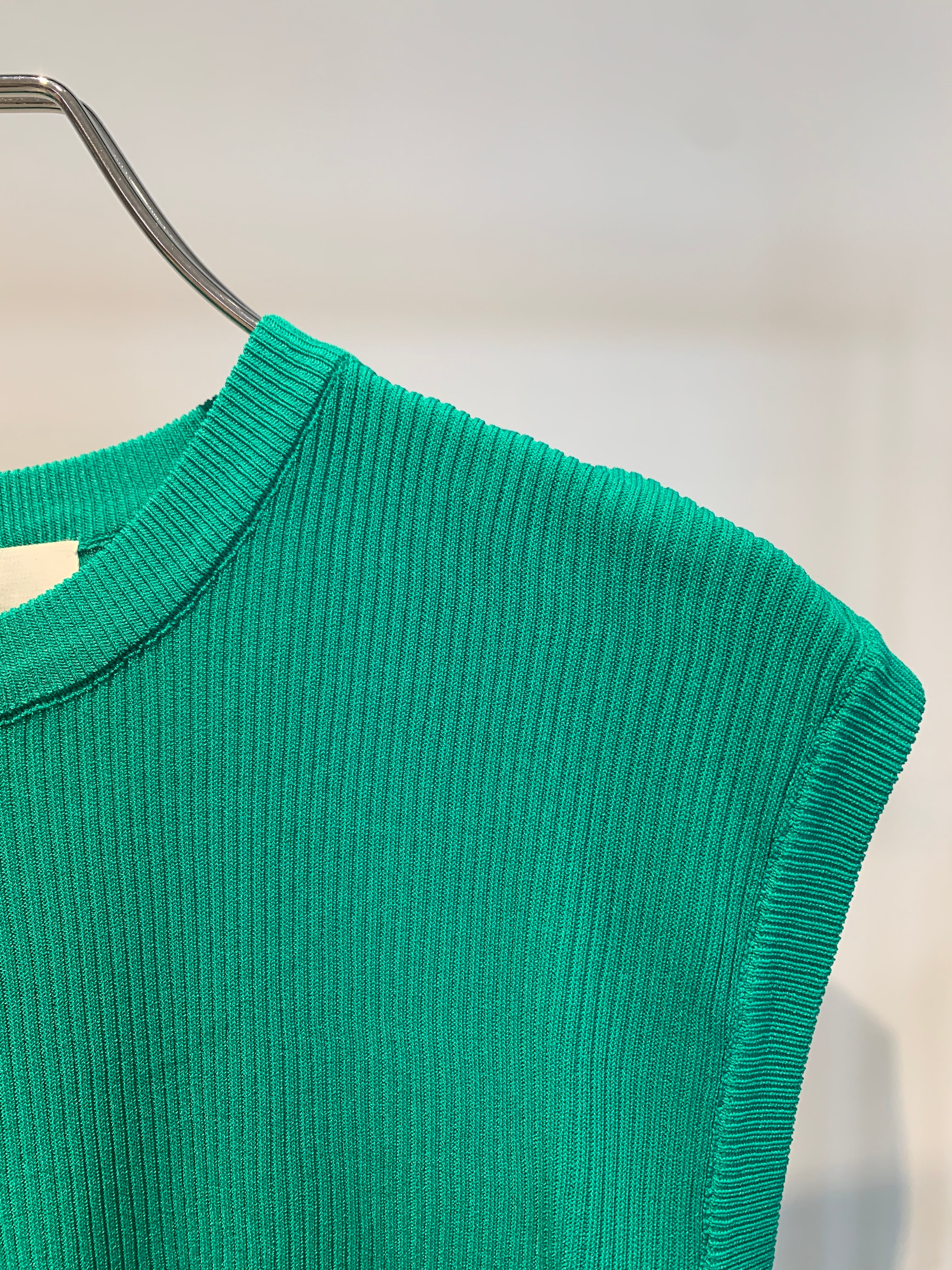 high twist no-sleeve tops