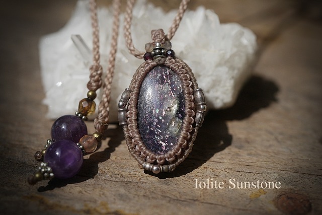 ピンクパープル★アイオライトサンストーン　マクラメネックレス2197