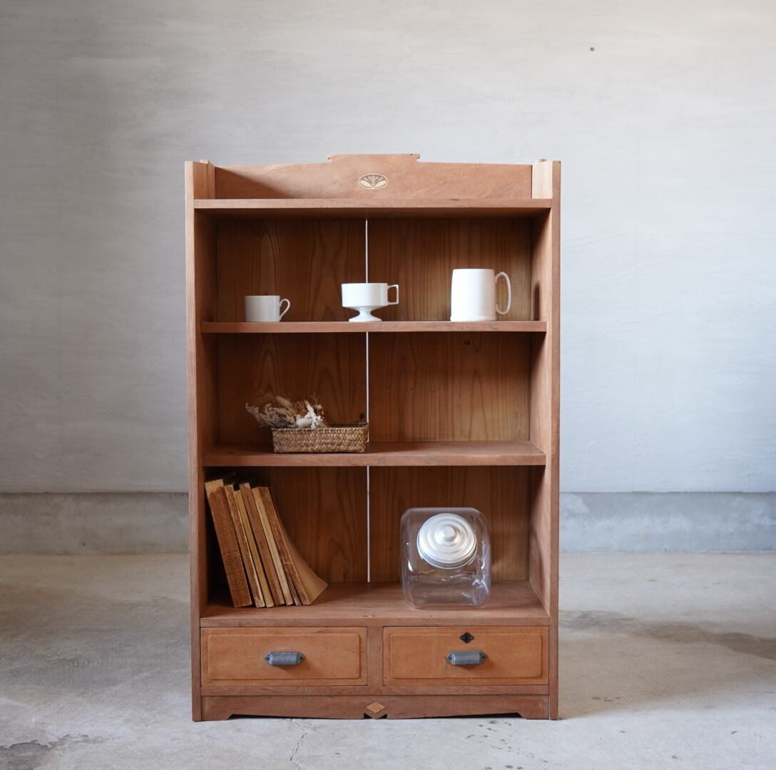 引き出しのついた木製棚