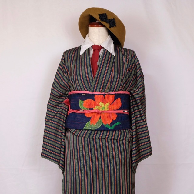 渋く美しい紬の縞小紋着物 - 紺・赤・緑の柄が魅力的 | 古着物屋  