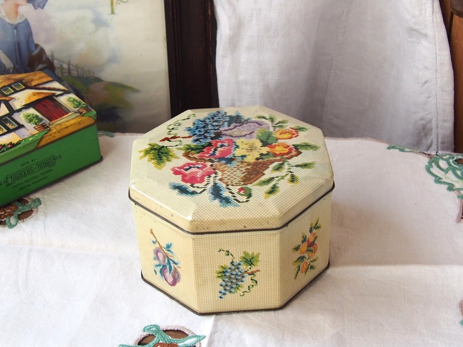 イギリスアンティーク　ビスケット缶　お菓子缶　