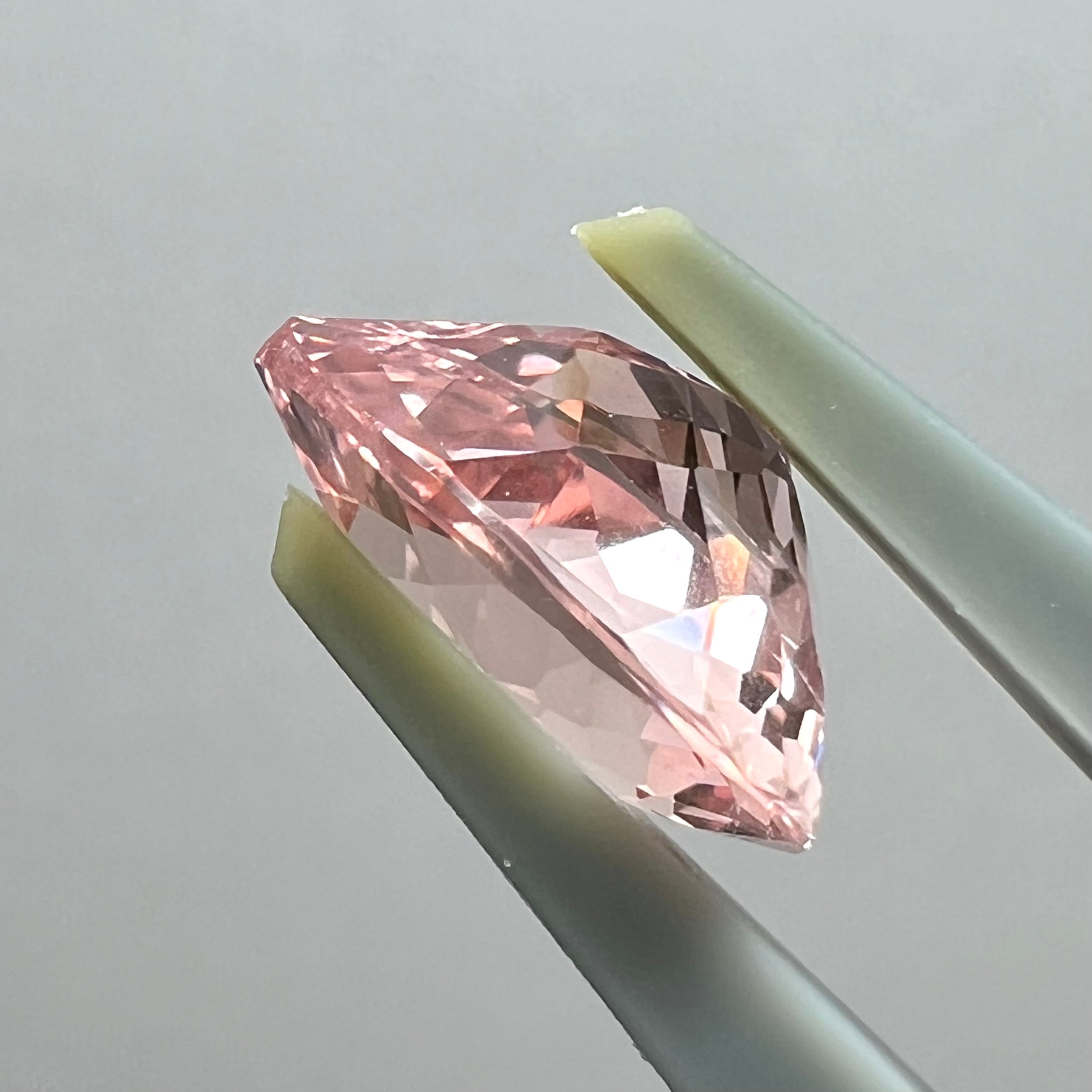1.91ct コーラルピンクのモルガナイト ルース | Bleu Roi