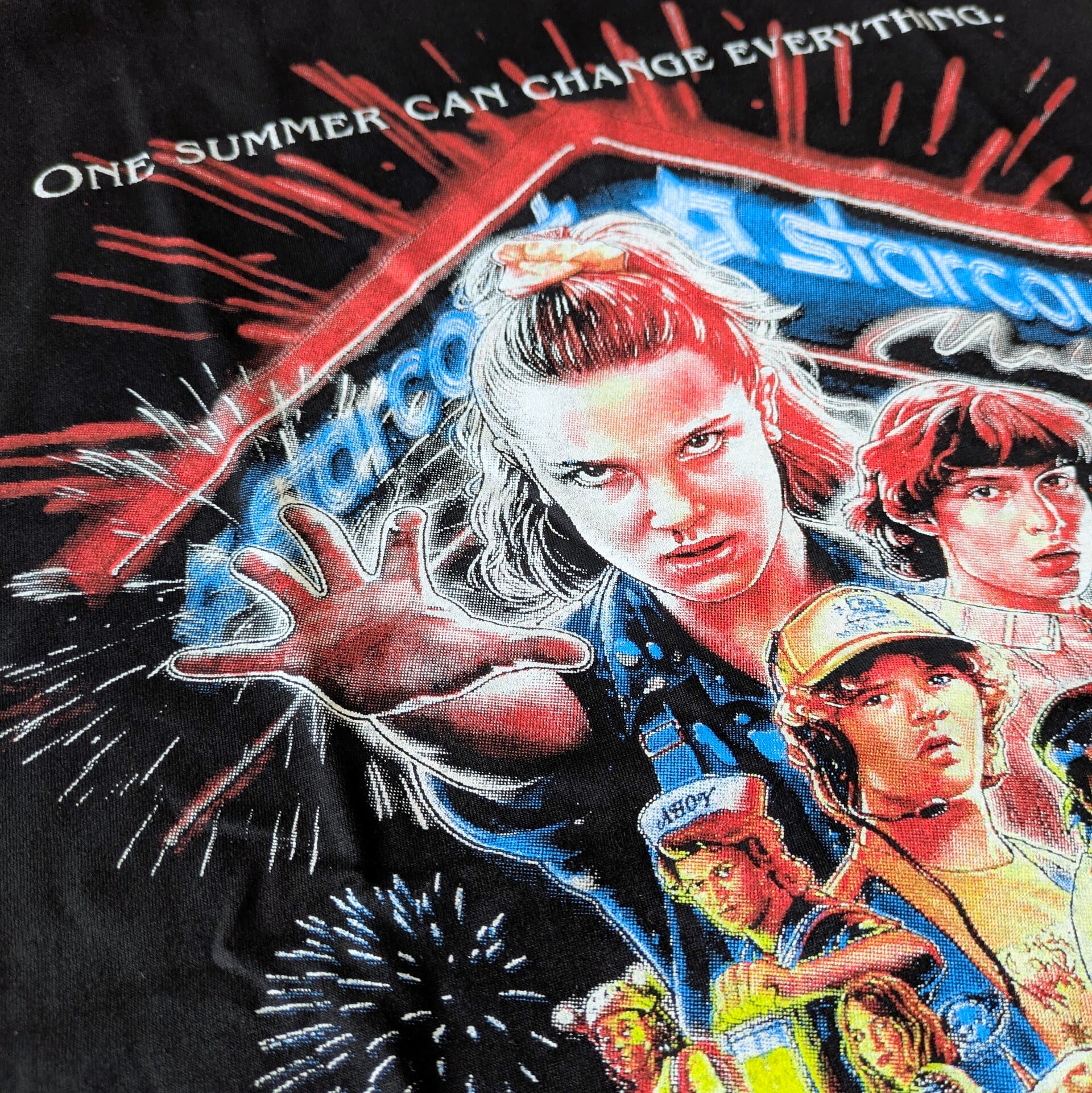 【 Stranger Things / ストレンジャーシングス 】『 ONE SUMMER CAN CHANGE EVERYTHING. 』 Tシャツ / ストレンジャーシングス Season3〚アメリカン雑貨 アメトイ〛