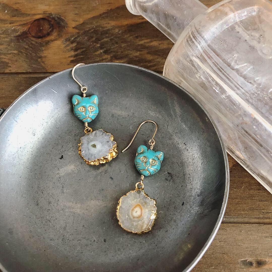 チェコビーズ×ソーラークォーツの猫フェイスピアス