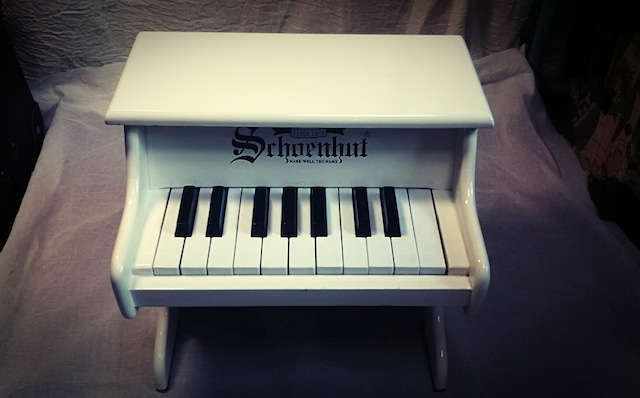 〔中古〕シェーンハット　トイピアノ　白　18鍵盤