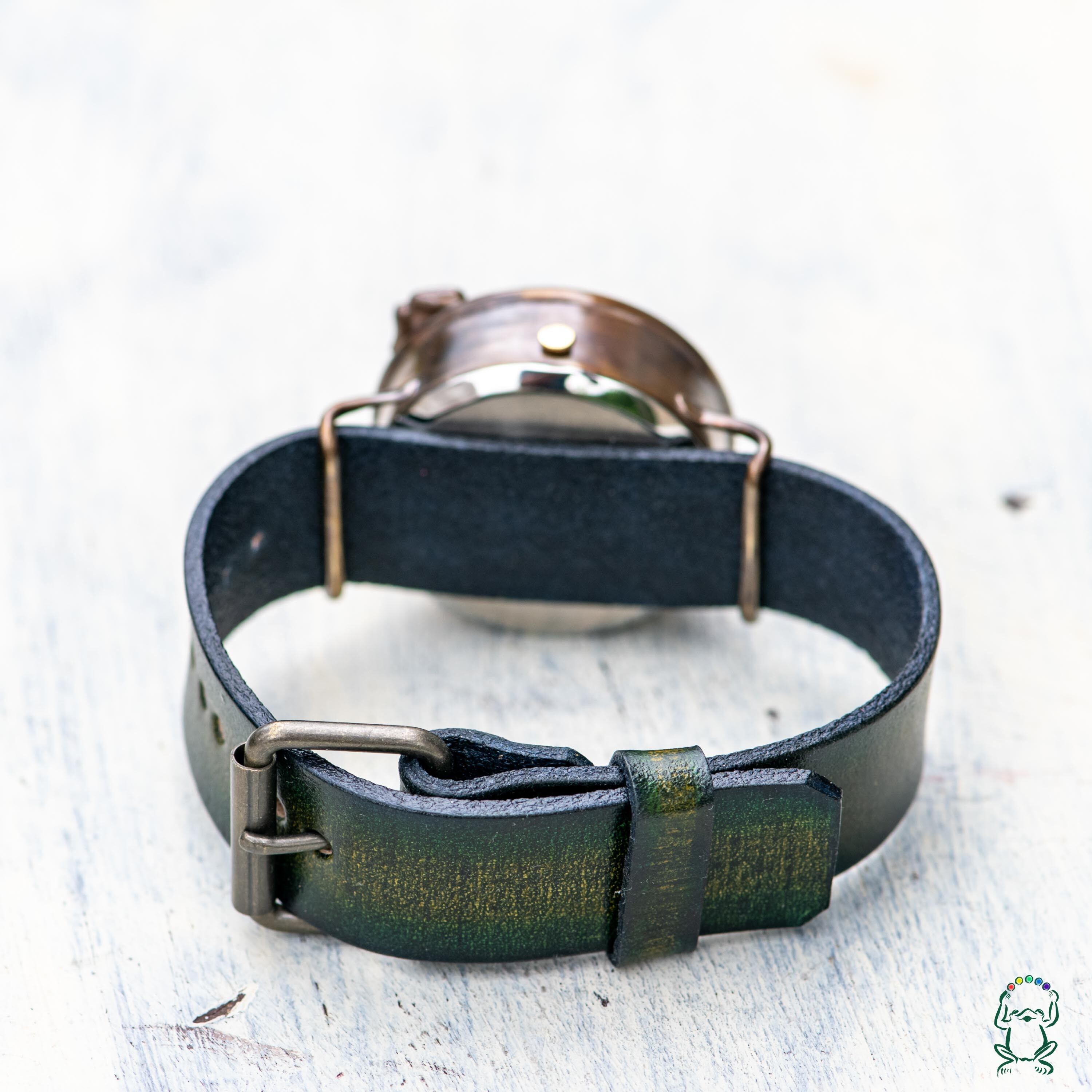 沼を覗くカエル腕時計LとSS | カエルの時計屋さん